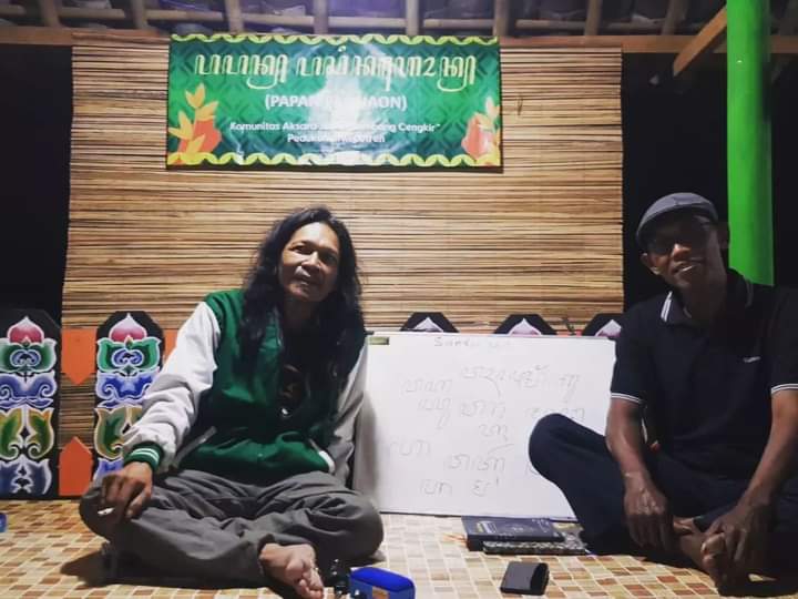 Pak Joko Genk Kobra Hadir dalam Kegiatan Sinau Aksara Jawa di Gubug Sawah Keputren 