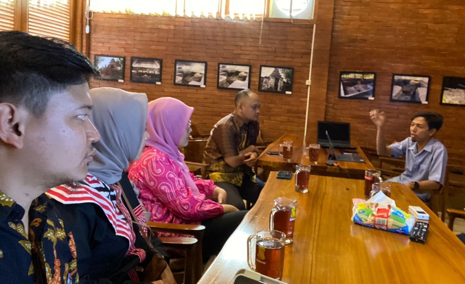 Diskusi Penerapan SPBE Dosen Politeknik STIA LAN Bandung di Kalurahan Pleret 