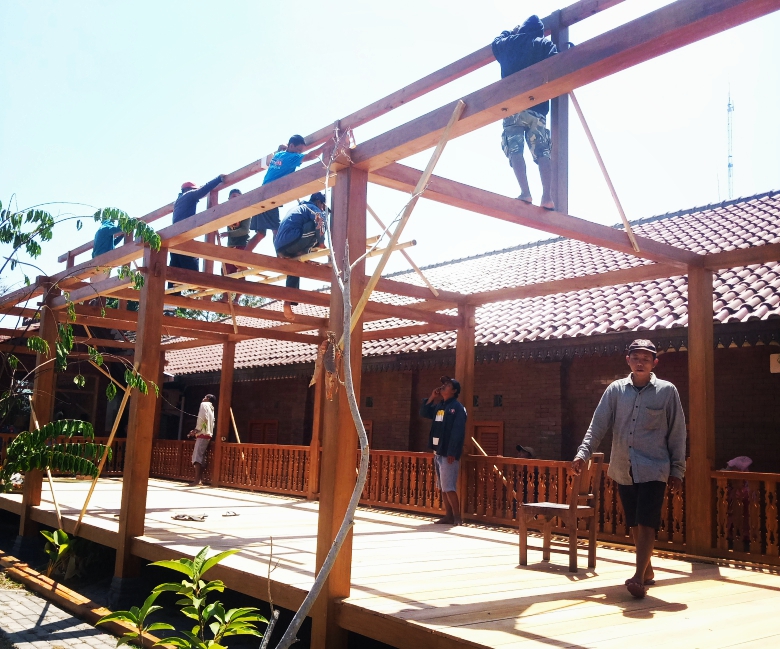 Acara Tradisi Munggah Molo Pendopo Kampung Program CSR Bank BPD DIY di Gerbang Pleret